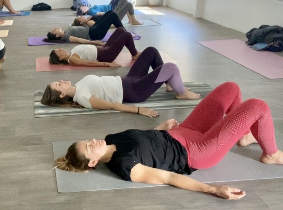 Sessió on permetre que el cos alliberi les tensions per mitja del reflexe del trtemolor.